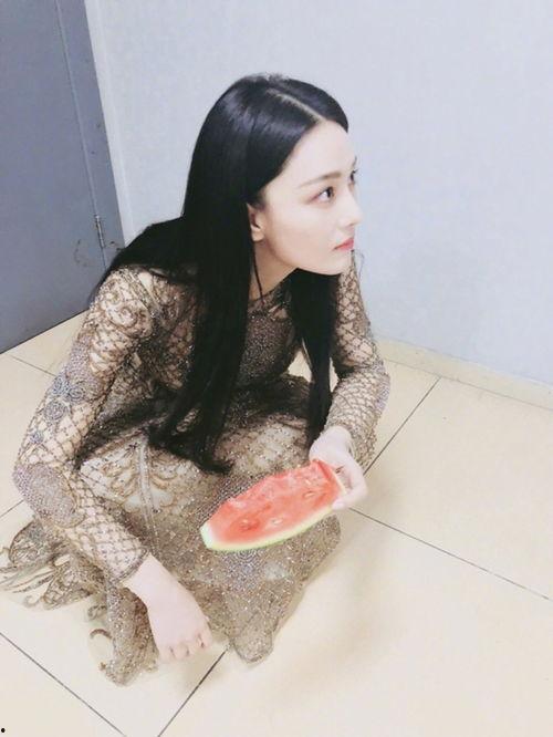 张雨馨吃瓜