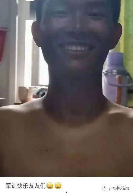 军训帅哥吃瓜,瓜分青春风采